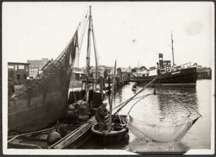 Husum. Hafen mit Fischereiboot und abfahrenden Dampfer "Nordstrand"