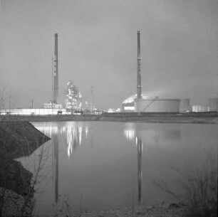 Bau der Esso-Raffinerie.