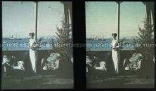 Frau auf der Terrasse eines Hauses in der chilenischen Hafenstadt Taltal