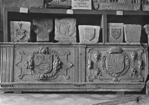 Fragmente von Grabtafeln mit Wappen