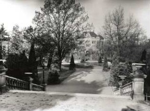 Freiberg. Albertpark (nach 1894 umgestaltet). Blick von der Freitreppe über die Fontäne gegen die Villa des Stadtbaumeisters Göpfert
