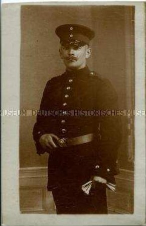 Atelieraufnahme eines jungen Mannes in Uniform