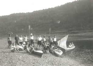 Wasserwanderung Regensburg-Wien der sächsischen Teilnehmer des Arbeiterjugendtreffens am 15. Juli 1929 in Wien. Gruppenaufnahme mit Faltbooten