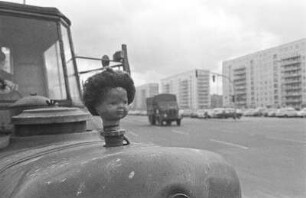 Trecker auf der Karl-Marx-Allee
