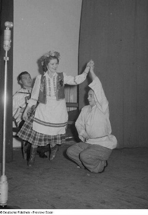 Tanzgruppe einer Kulturveranstaltung der HO Industriewaren Leipzig-Stadt im Rahmen des Monats der Deutsch-Sowjetischen Freundschaft