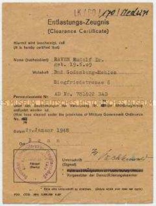 Zweisprachige Bescheinigung des Entnazifizierungs-Ausschusses über die Entlastung von der Beteiligung an NS-Verbrechen - Personenkonvolut