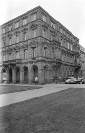 Abbruch des viergeschossigen Lang´schen Hauses Ecke Schlossplatz und Kreuzstraße im Zusammenhang mit der Überbauung des Karrees Schlossplatz/Zirkel und Kreuzstraße/Adlerstraße