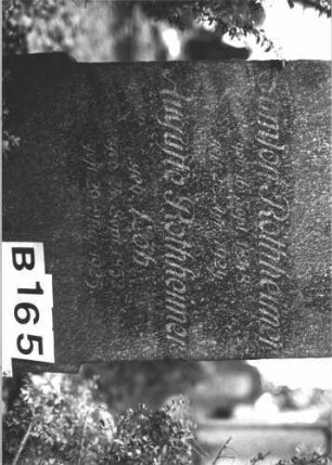 Grabstein 165 (Index: 100082019) Material: Granit Zustand: gut Maße HxBxT: 129x61x26 cm Beschreibung: konische Stele, Sockel, ausgezogener/geschwungen eingezogener Konvexbogenabschluß Steinmetz: Löffler: Grabstein 165B