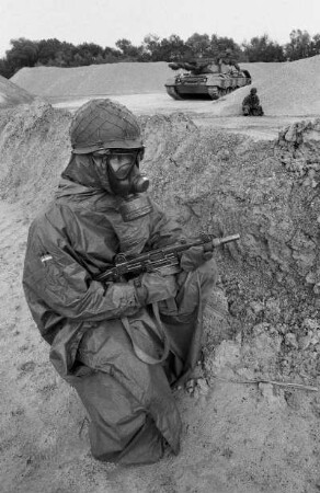 Soldat mit Gasmaske während des NATO-Manövers Flinker Igel, an dem 52.000 Soldaten aus verschiedenen NATO-Staaten teilnahmen, um nukleare und konventionelle Kampfsituationen zu simulieren, Bayern