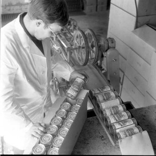 Neu-Isenburg, Dornhofstraße 61. G. A. Müller GmbH, Metzgereibetrieb. Arbeiter am Fließband beim Verpacken von Dosen mit Frankfurter Würstchen in Kartons
