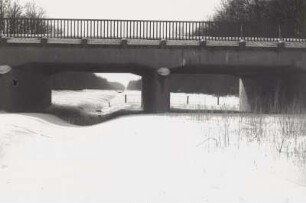 Leipzig-Wahren : Leipzig-Wahren. Straßenbrücke über die Hochwasserrinne am Lunapark. Stahlbetonbrücke. Blick nach Westen (flussabwärts), Winteraufnahme