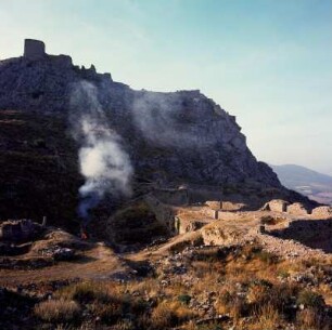 Akrokorinth. Im Inneren der Festung, unten Ruinen einer türkischen Garnison, oben die fränkische Burg mit Bergfried