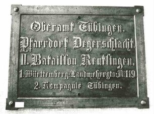 Ansicht einer Ortstafel: Oberamt Tübingen, Pfarrdorf Degerschlacht, II. Bataillon Reutlingen, 1. württembergisches Landwehr-Regiment Nr. 119, 2. Kompanie Tübingen