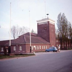 Neuengamme. Konzentrationslager (KZ) : Hamburg-Neuengamme. Eingang zum ehemaligen KZ, Wachturm und Gefangenenwohnräume