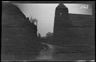 Villers-en-Flos (Dep. Pas-de-Calais, Frankreich): Ortsdurchgangsstraße mit Kirche