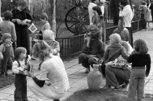 Kleingarten- und Geflügelzuchtverein Karlsruhe-Ost. Ostereiersuchen für Kinder des städtischen Kinderheims in der Sybelstraße