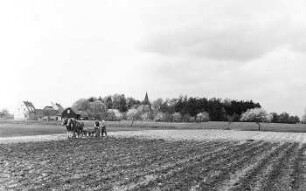 Ottendorf-Okrilla-Cunnersdorf. Blick zum Windmühlenberg mit der Kirche