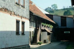 Blick in einen Hof mit Laubengang