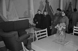 Messebesucher in der tschechoslowakischen Ausstellungshalle vor einer Präsentation von Möbeln