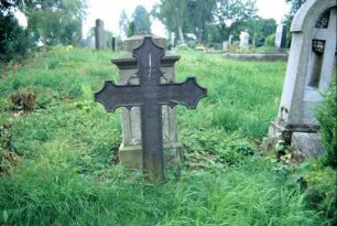 schmiedeeisenes Grabkreuz auf dem Friedhof