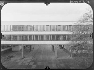 Dessau (Dessau-Roßlau), Gropiusallee 38. Bauhaus (1925-1926; W. Gropius). Brückenbau. Straßenfront von Nordost