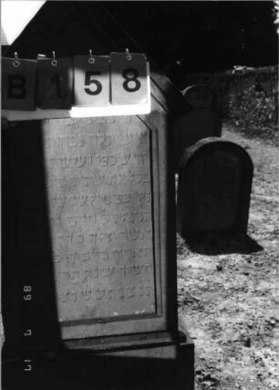 Grabstein 158 (Index: 99798020) Material: Sandstein, rot Zustand: gut Maße HxBxT: 128x62x18 cm Beschreibung: Stele, giebelartiger Abschluß mit Verdachung, getreppter Sockel: Grabstein 158B