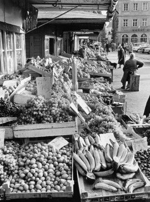 Würzburger Markt, gelegen in der Altstadt. Marktfrauen mit ihren Ständen warten auf Kundschaft