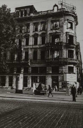Wien I. Opernring, Ecke Operngasse (stadtwärts), unten das Opernkaffeehaus