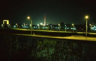 Sperranlagen in der Nacht am Potsdamer Platz : Blick von West-Berlin nachts über die Sperranlagen am Potsdamer Platz zum Fernsehturm in Ost-Berlin. Aufgenommen 1985