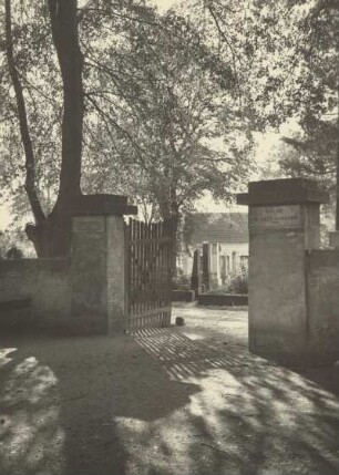 Lausa, Friedhofstor, Blick durch das geöffnete Tor auf den Friedhof