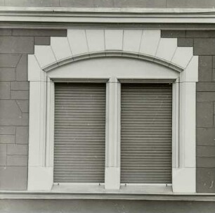 Cottbus, Berliner Straße 54. Wohnhaus (um 1910). Fenster (Erdgeschoß, Waisenstraße)