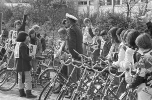 Jugendverkehrsschule der Verkehrswacht Karlsruhe in der Waldstadt. Vorbereitung einer Schulklasse der Grundschule Hagsfeld auf die Fahrradprüfung
