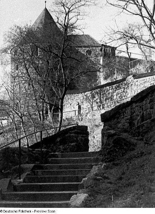 Bautzen. Mühlbastei (um 1468, 1667 Renovierung, 1999 Renovierung) mit Mühltor, sogenanntes Eselstor (nach 1431, 1606 Umbau). Stadtseite mit Treppenaufgang. Blick über den Eselsweg