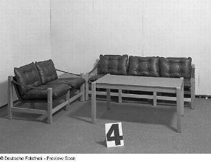 Sitzgruppe : Sitzgruppe mit Couchtisch (1977; VEB Möbelfabrik Thale)
