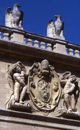 Avignon - Päpstliche Münze : Wappen an der päpstlichen Münze. Aufgenommen in Avignon 2001
