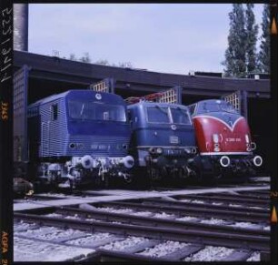 Versuchsdiesellok "DB 202 003-0" (DE 2500 UmAn), Europalok DB 184 112-1 (E 410 012) und Streckendiesellok V 200 vor Lokschuppen II
