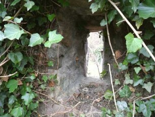 (ehemalige Jakobuskirche)-Kirchhofmauer im Südwesten-Südseite-Schießscharte in Brusthöhe von Kirchhofseite