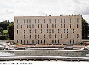 Baustelle Sächsische Landesbibliothek - Staats- und Universitätsbibliothek Dresden, Zentralbibliothek. Gestaltung der Außenanlagen zwischen Nordriegel und Südriegel. Blick über das Glasdach des Zentralen Lesesaales auf den Südriegel : Dresden-Räcknitz, Zellescher Weg 18. Baustelle Sächsische Landesbibliothek - Staats- und Universitätsbibliothek Dresden, Zentralbibliothek. Gestaltung der Außenanlagen zwischen Nordriegel und Südriegel. Blick über das Glasdach des Zentralen Lesesaales auf den Südriegel