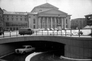 München, Schwabing: Einfahrt zur U-Garage [Tiefgarage] vor dem Nationaltheater