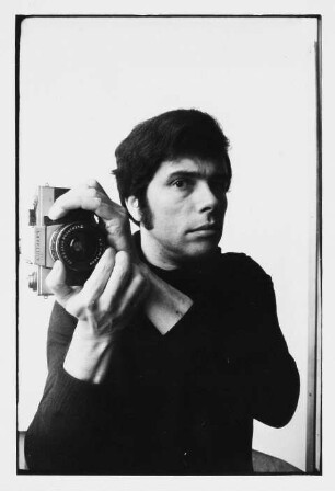 Selbstporträt des Fotografen Christian Borchert mit Kamera