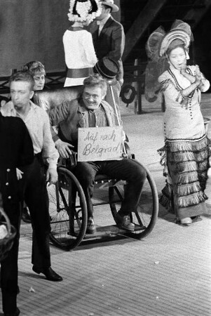 Szenenbilder aus "Der brave Soldat Schwejk", Oper von Robert Kurka nach Jaroslav Hašek mit Libretto von Abel Meeropol (Lewis Allan). Komische Oper Berlin, 05.03.1960 (Erstaufführung 06.03.1960) : Mit Werner Enders als Schwejk