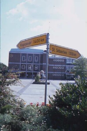 Markt: Hinweisschild auf die Partnerstädte Kaposvàr und Saint Sébastien