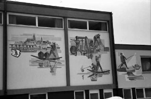 Istein: Einweihung der Schule im Alemannengrund; Malereien an der Außenwand der Schule von Schaufelberger, Freiburg