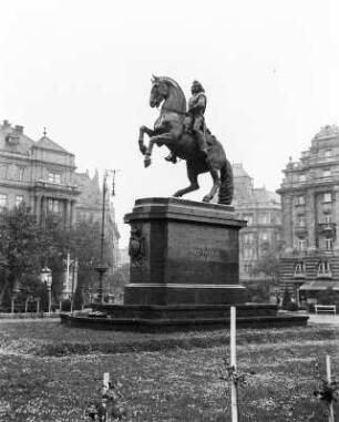 Budapest, Denkmal von Eugen von Savoyen : Ungarn, Budapest. Königspalast, Savoyer Terrasse. Denkmal von Eugen von Savoyen