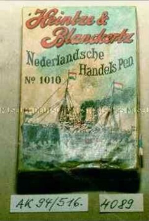 Pappschachtel für ? "Heintze und Blanckertz Nederlandsche Handels Pen No. 1010" (Abbildung eines Dampfschiffes)