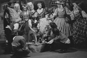 Szenenbilder aus dem Stück "König Drosselbart" von Armin-Gerd Kuckhoff und Marie Otto mit Musik von Kurt Heuser im Theater am Schiffbauerdamm Berlin. Uraufführung 13.12.1947