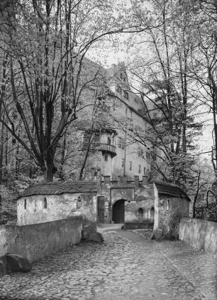 Schloss Rochsburg : Rochsburg. Schloss. Zugang und Rondell mit Schießscharten vor der ehemaligen Zugbrücke