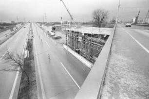 Bau einer neuen Brücke über die Autobahn bei Karlsruhe-Durlach für sechsspurigen Autoverkehr zwischen Durlach und dem Autobahndreieck Karlsruhe