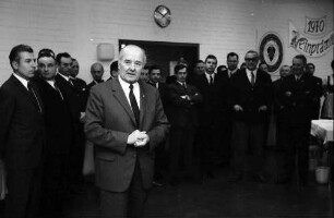 Freiburg: Weinbauinstitut; Begrüßung der Prämierungskommission mit Baron Neveu und Präsident Klaus