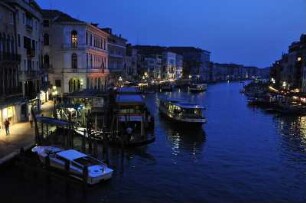 Kanal Grande : Blick auf den Kanal Grande nahe der Rialtobrücke am Abend. Aufgenommen in Venedig am 13. Mai 2009